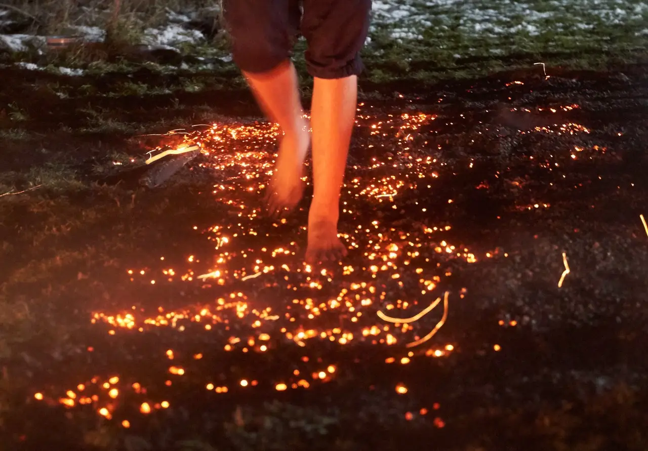Barfuß über glühende Kohlen beim Feuerlauf-Seminar