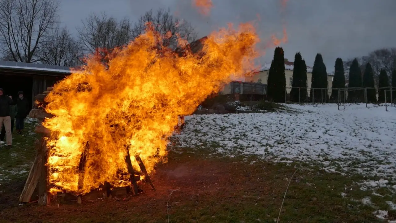 Großes loderndes Feuer auf einer Wiese beim Feuerlaufen