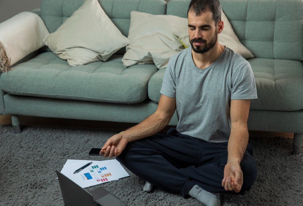 Mann meditiert während Deep Work Phase