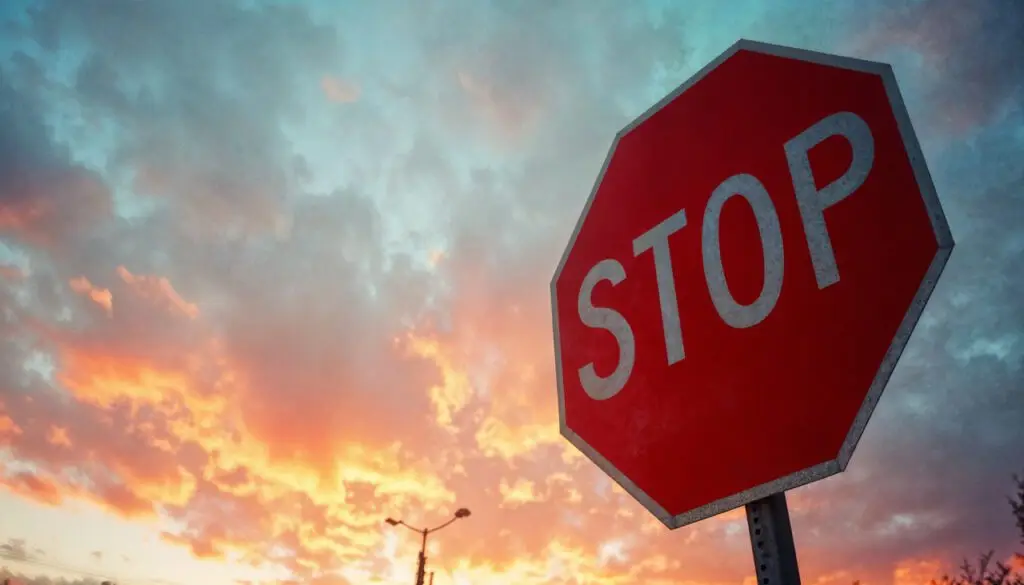 Stoppschild vor dramatischem Abendhimmel