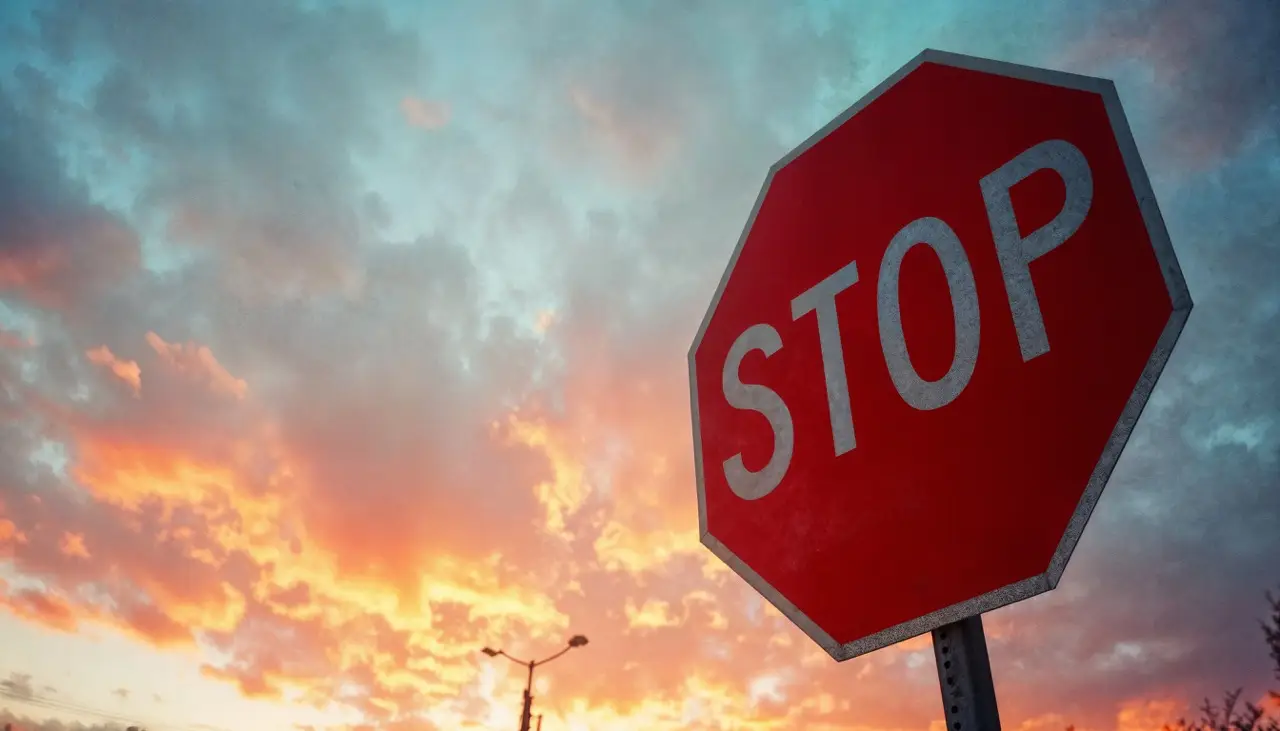Stoppschild vor dramatischem Abendhimmel