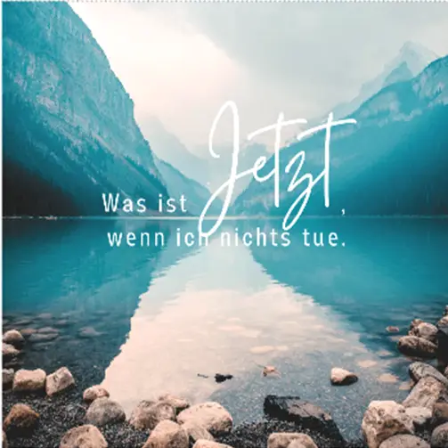 Spiegelglatter Bergsee mit Schriftzug „Was ist jetzt, wenn ich nichts tue“