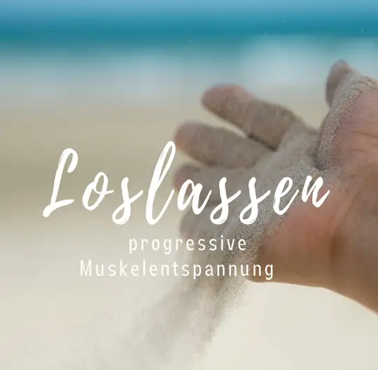 Geöffnete Hand mit Schriftzug „Loslassen, progressive Muskelentspannung“