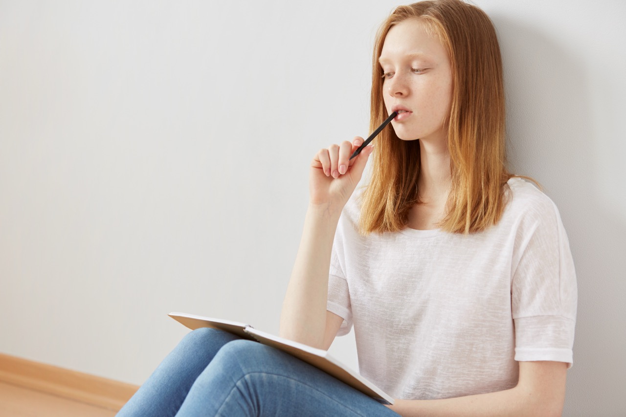 Junge Frau sammelt Ideen fürs Journaling