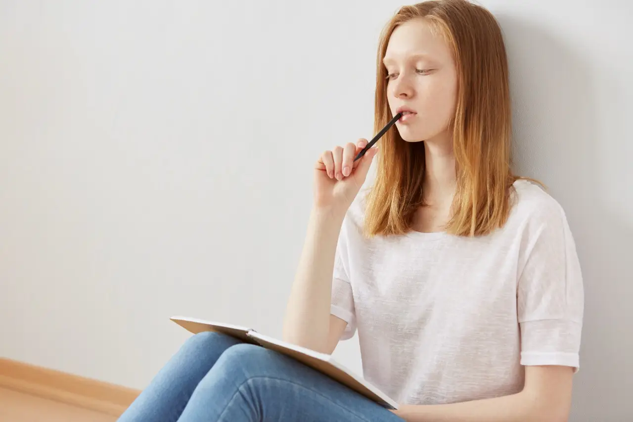 Junge Frau sammelt Ideen fürs Journaling