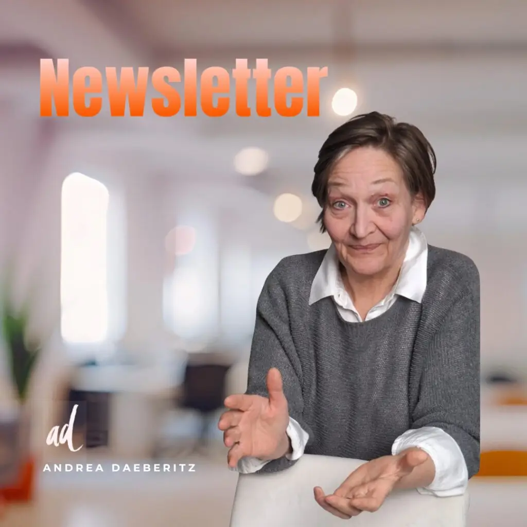 Newsletter-Motiv mit lächelnder Frau am Schreibtisch