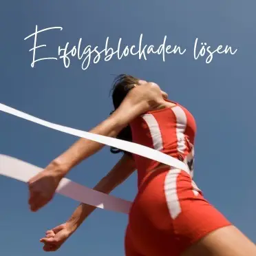 Frau durchbricht ein Zielband, Schriftzug „Erfolgsblockaden lösen“