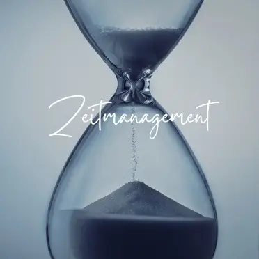 Sanduhr mit Schriftzug „Zeitmanagement“