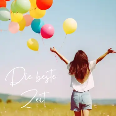 Frau streckt vor blauem Himmel jubelnd die Arme nach oben, bunte Luftballons steigen auf, Schriftzug „Die beste Zeit“