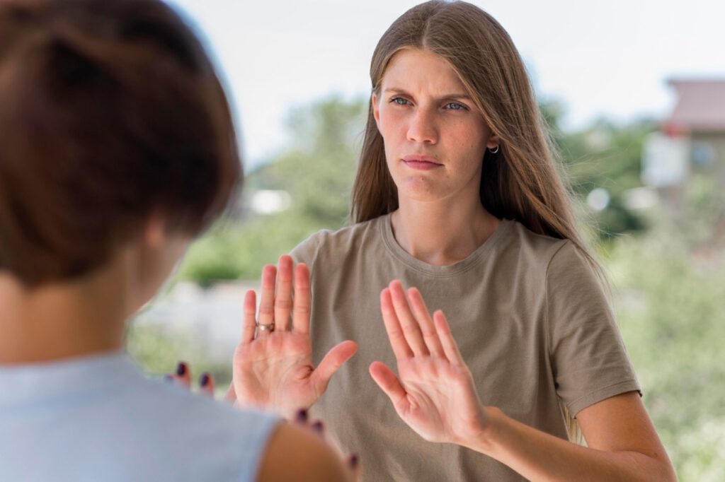 Frau blockt Gespräch ab mit Kritik umgehen Symbolbild